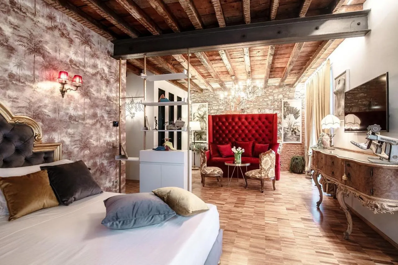 Aurum - Como Luxury Suites 0*,