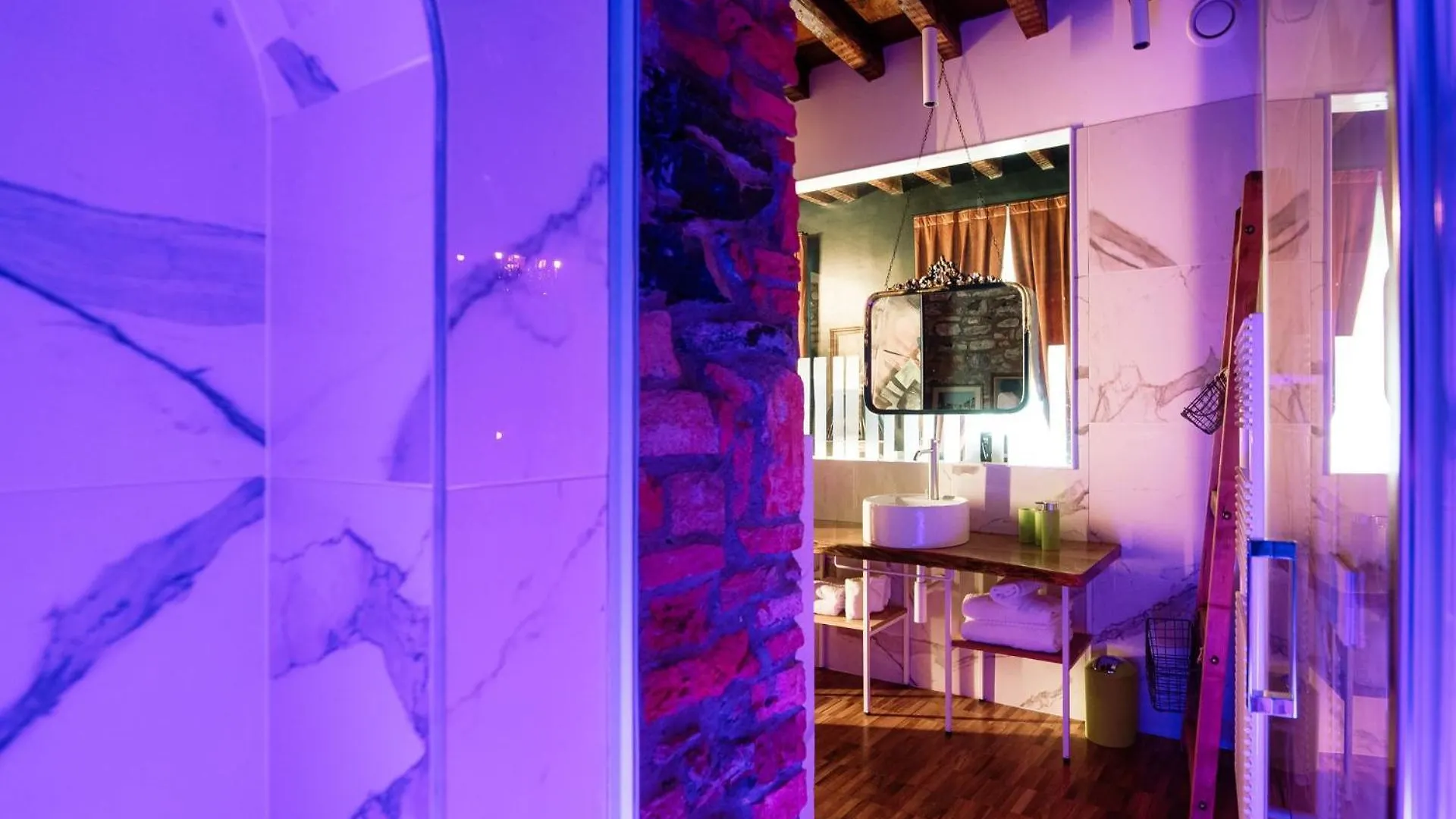 Aurum - Como Luxury Suites 0*,